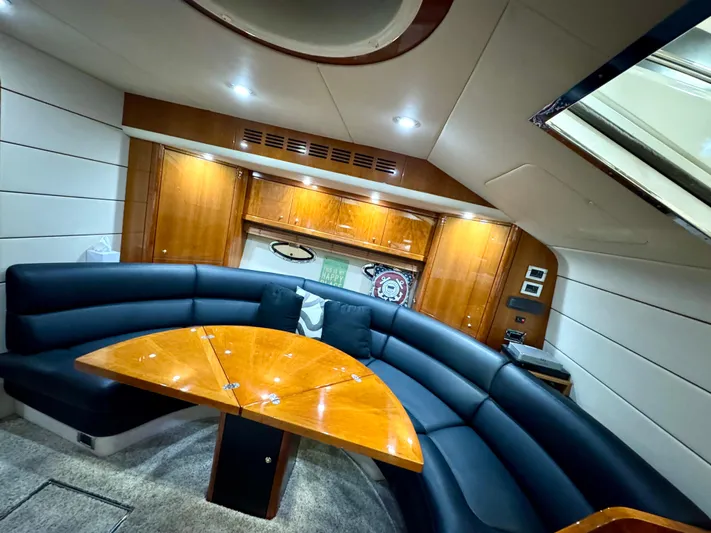 Motivation Yacht Photos Pics Dinette w/ Table Extended