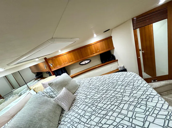 Motivation Yacht Photos Pics Master StateRoom - Strb. Side