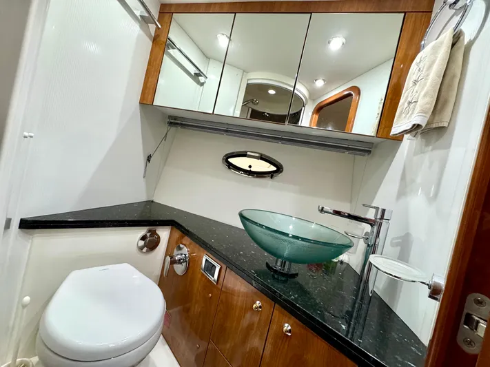 Motivation Yacht Photos Pics Master StateRoom - Head