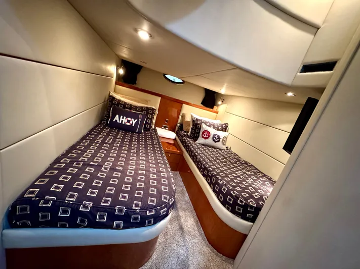 Motivation Yacht Photos Pics Guest StateRoom - (2) Single Berths