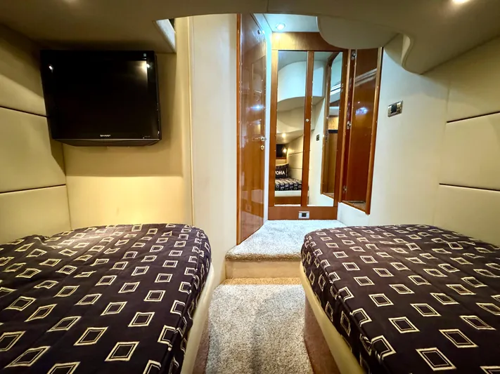 Motivation Yacht Photos Pics Guest StateRoom - Looking to Port