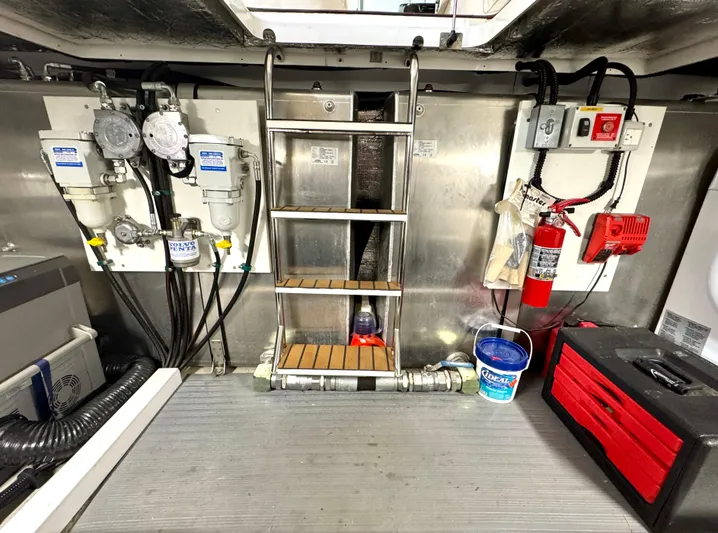 Motivation Yacht Photos Pics Engine Room Looking Forward