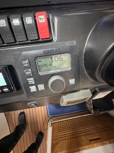 Motivation Yacht Photos Pics Simrad AutoPilot