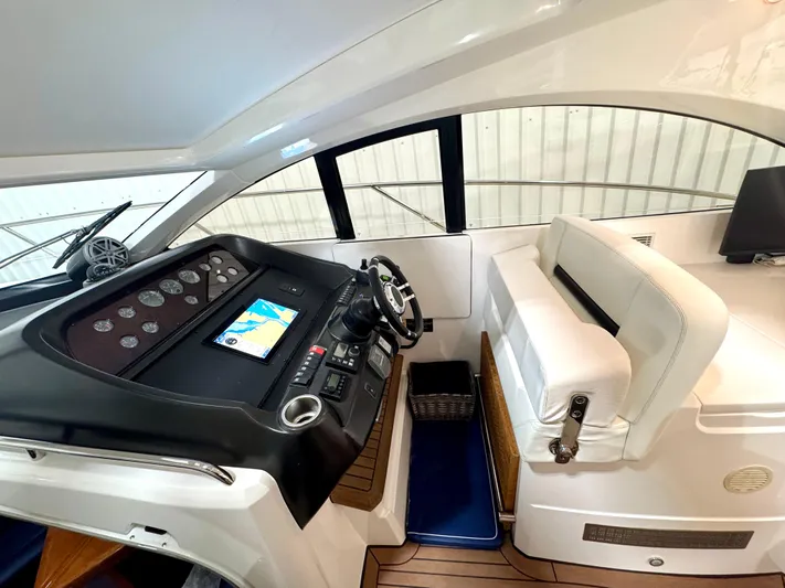 Motivation Yacht Photos Pics Helm Seating Area