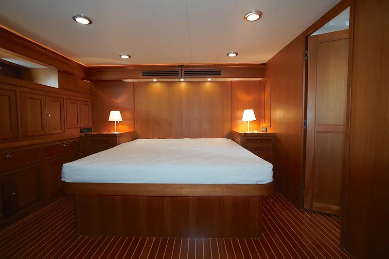 Defly Yacht Photos Pics 