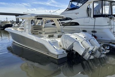 Boston Whaler 350 Realm