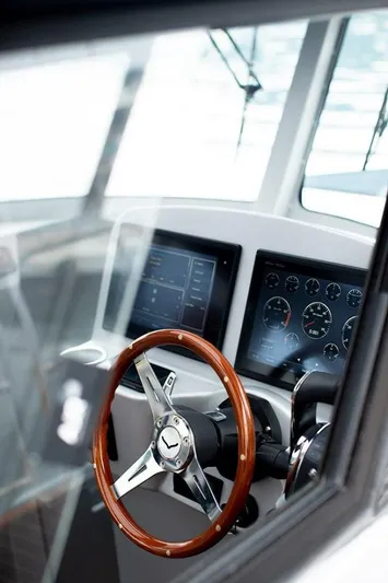  Yacht Photos Pics Control panel of 2019 Jasper Marine Freedom 28 boat with wooden steering wheel.