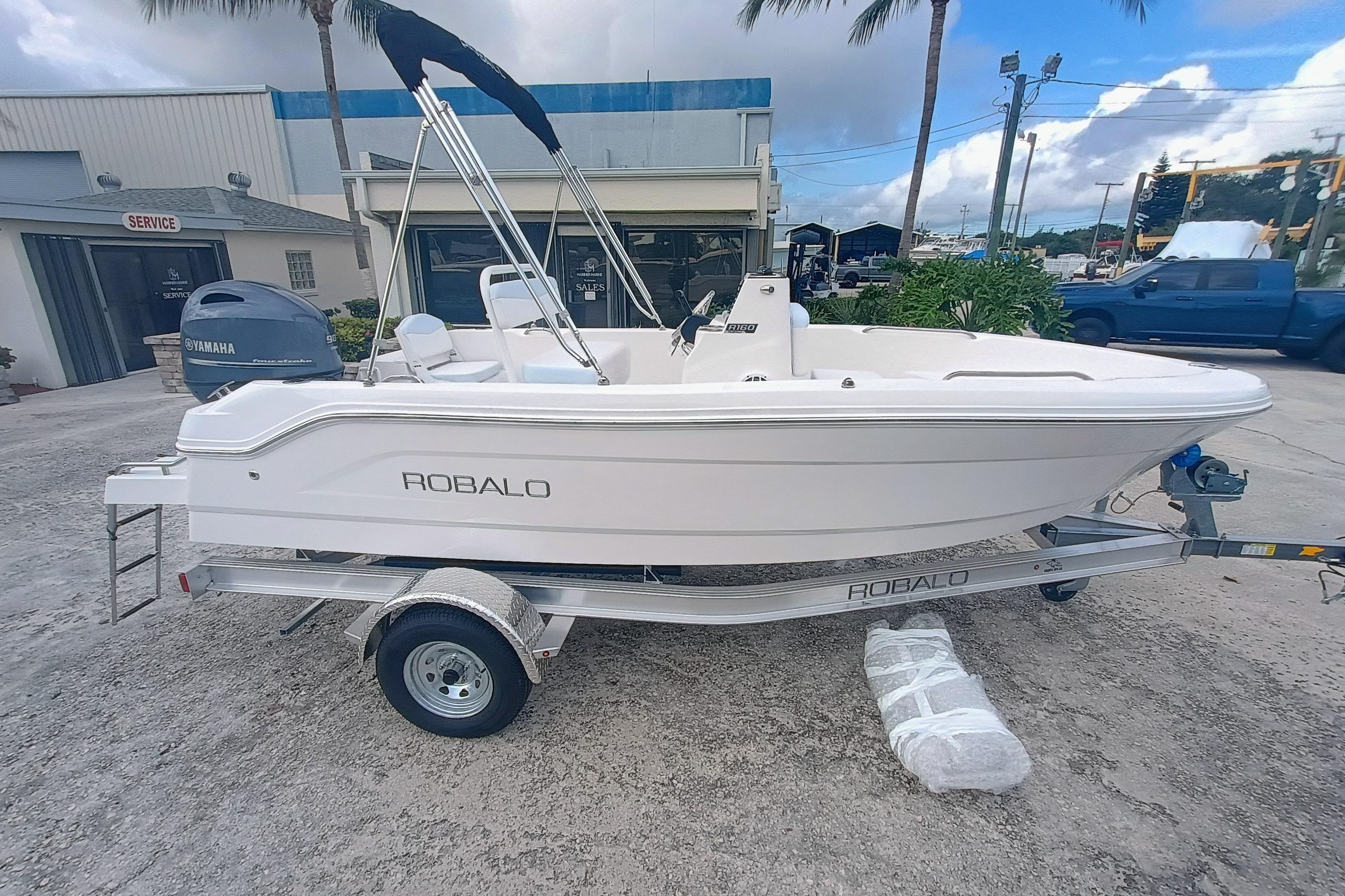2026 Robalo R160 Center Console - Image 2