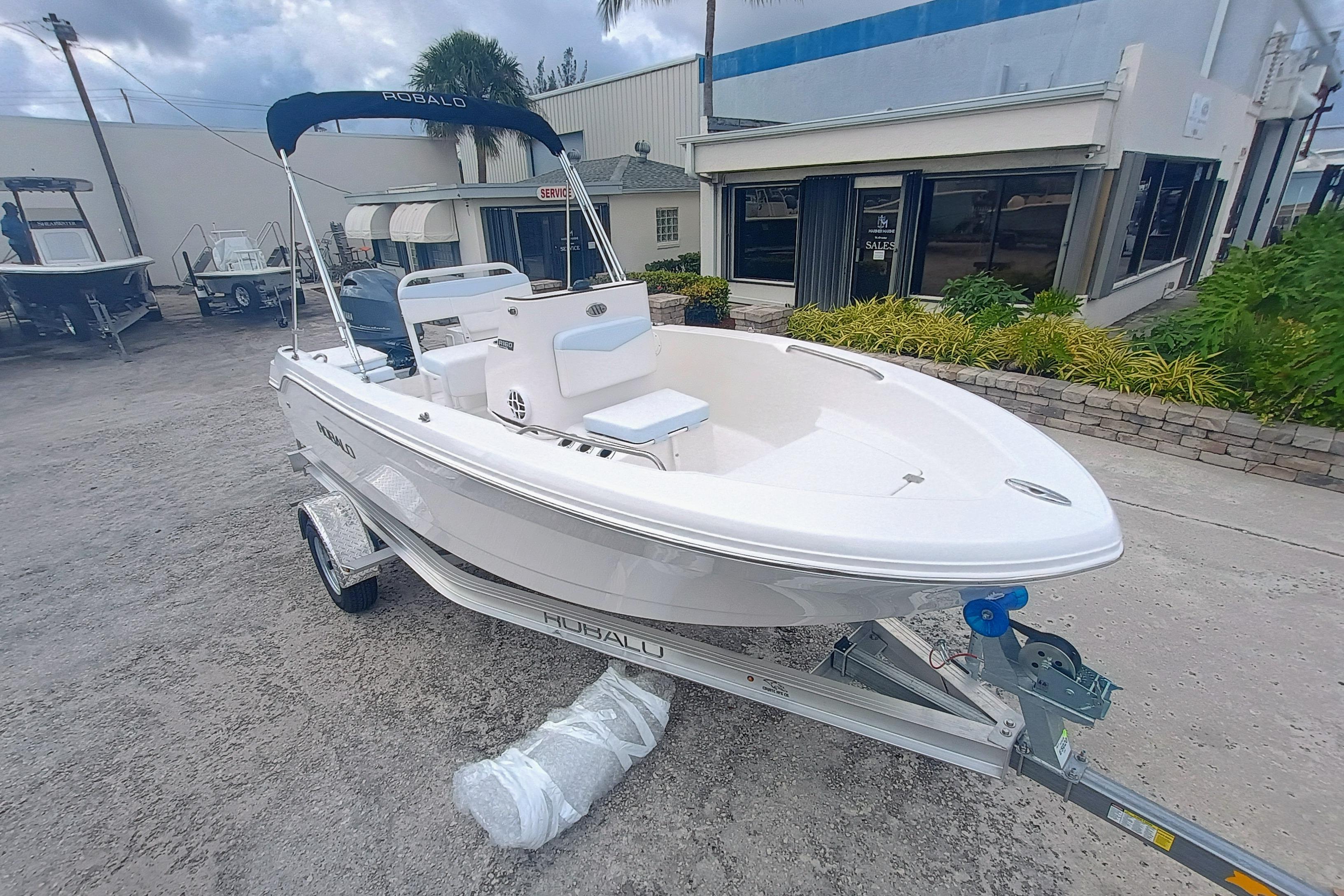 2026 Robalo R160 Center Console - Image 3
