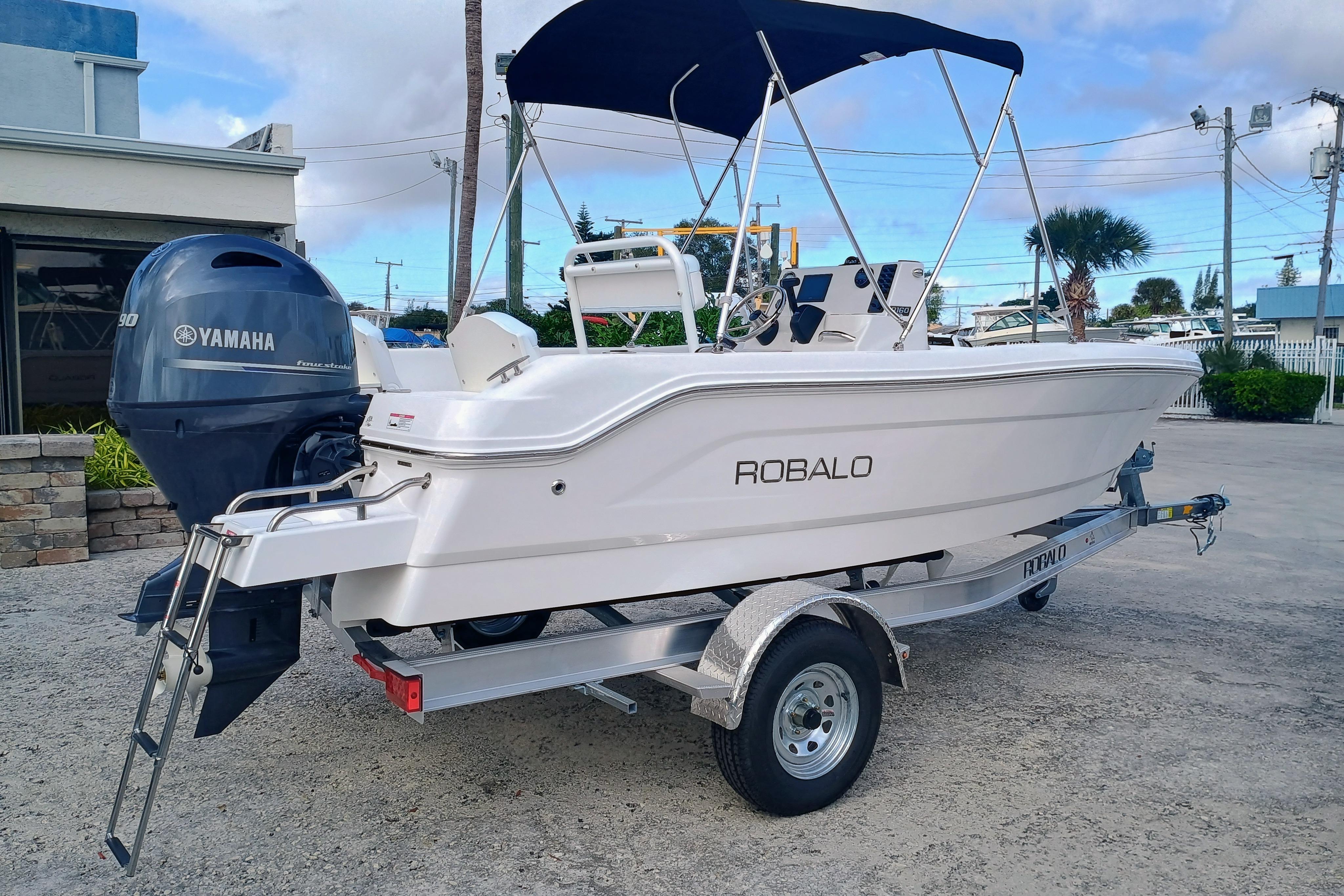 2026 Robalo R160 Center Console - Image 4