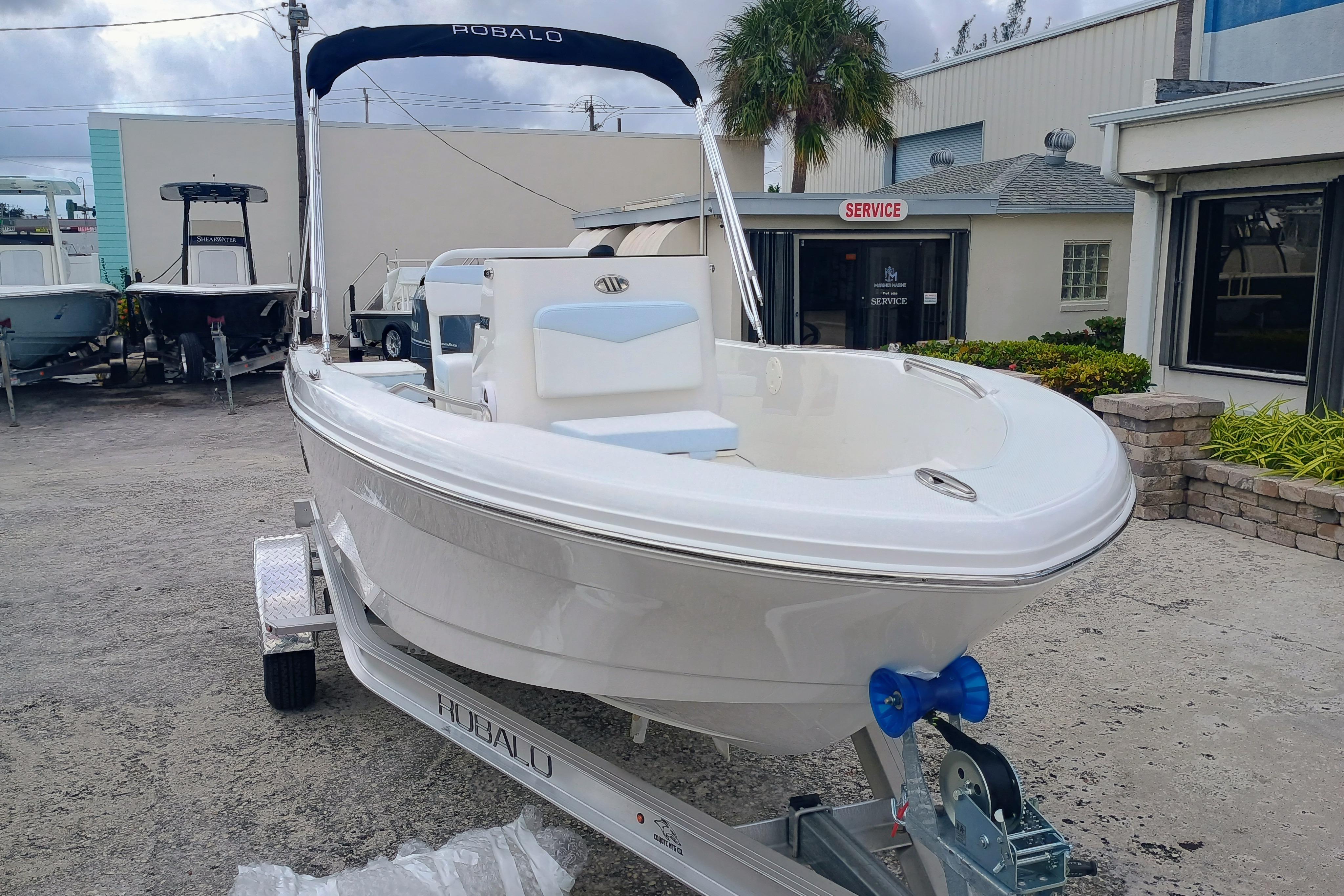 2026 Robalo R160 Center Console - Image 8