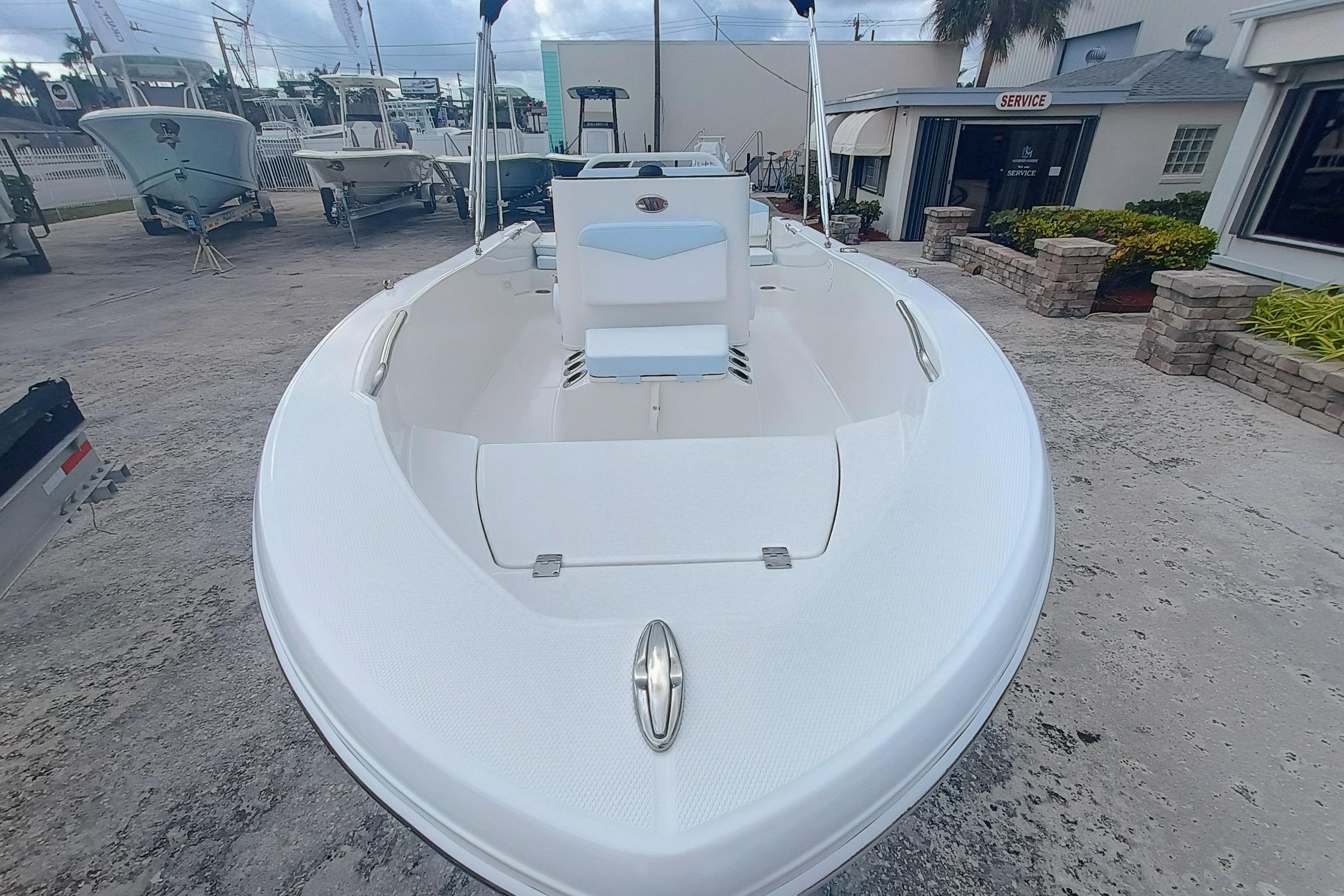 2026 Robalo R160 Center Console - Image 9