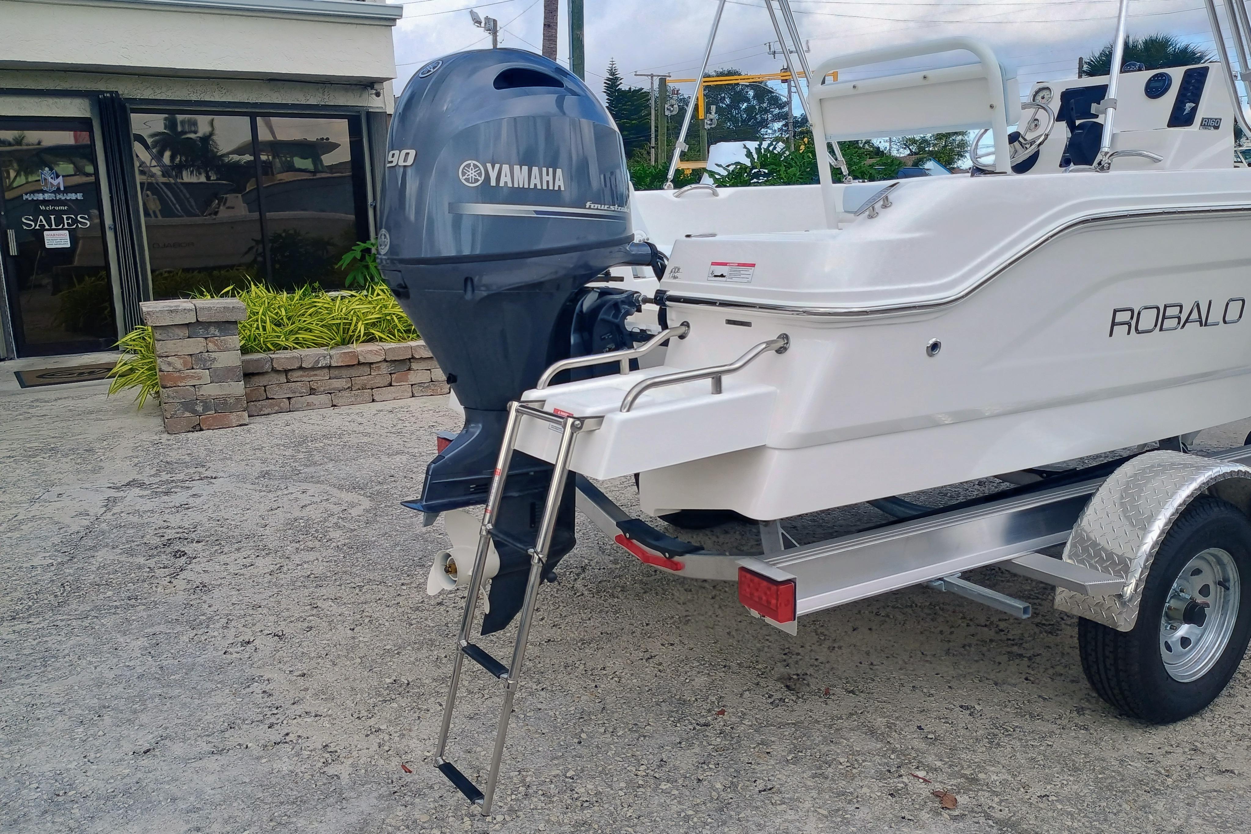 2026 Robalo R160 Center Console - Image 10