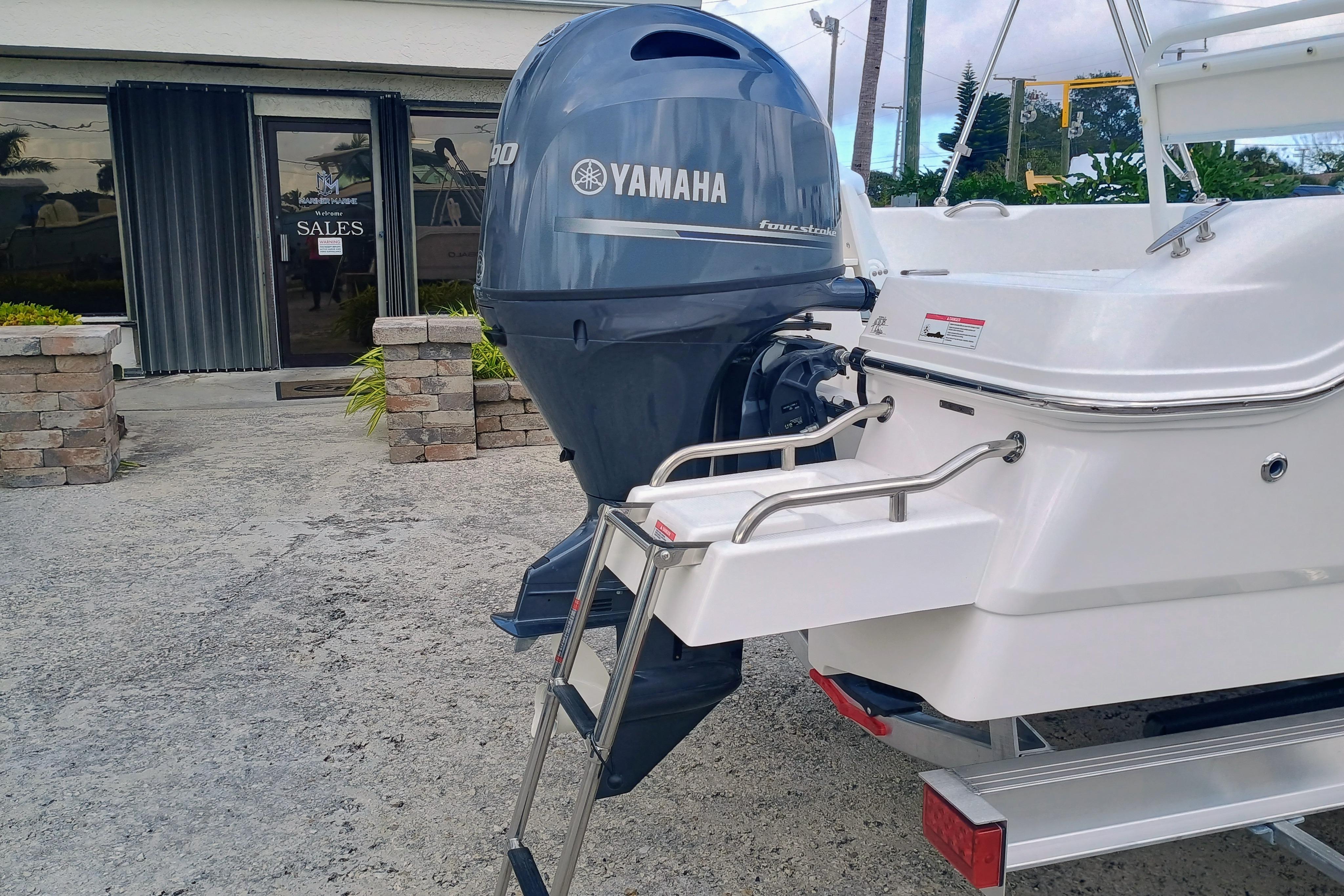2026 Robalo R160 Center Console - Image 11