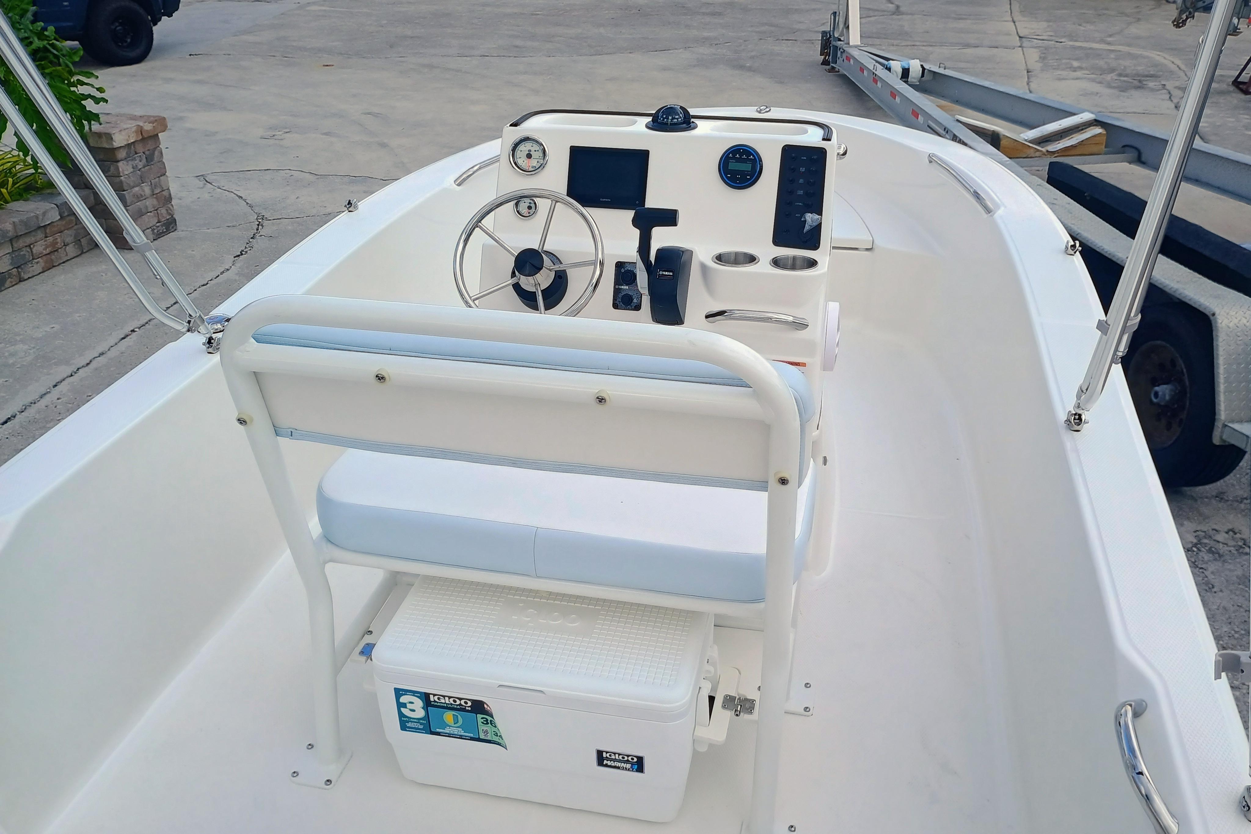 2026 Robalo R160 Center Console - Image 12