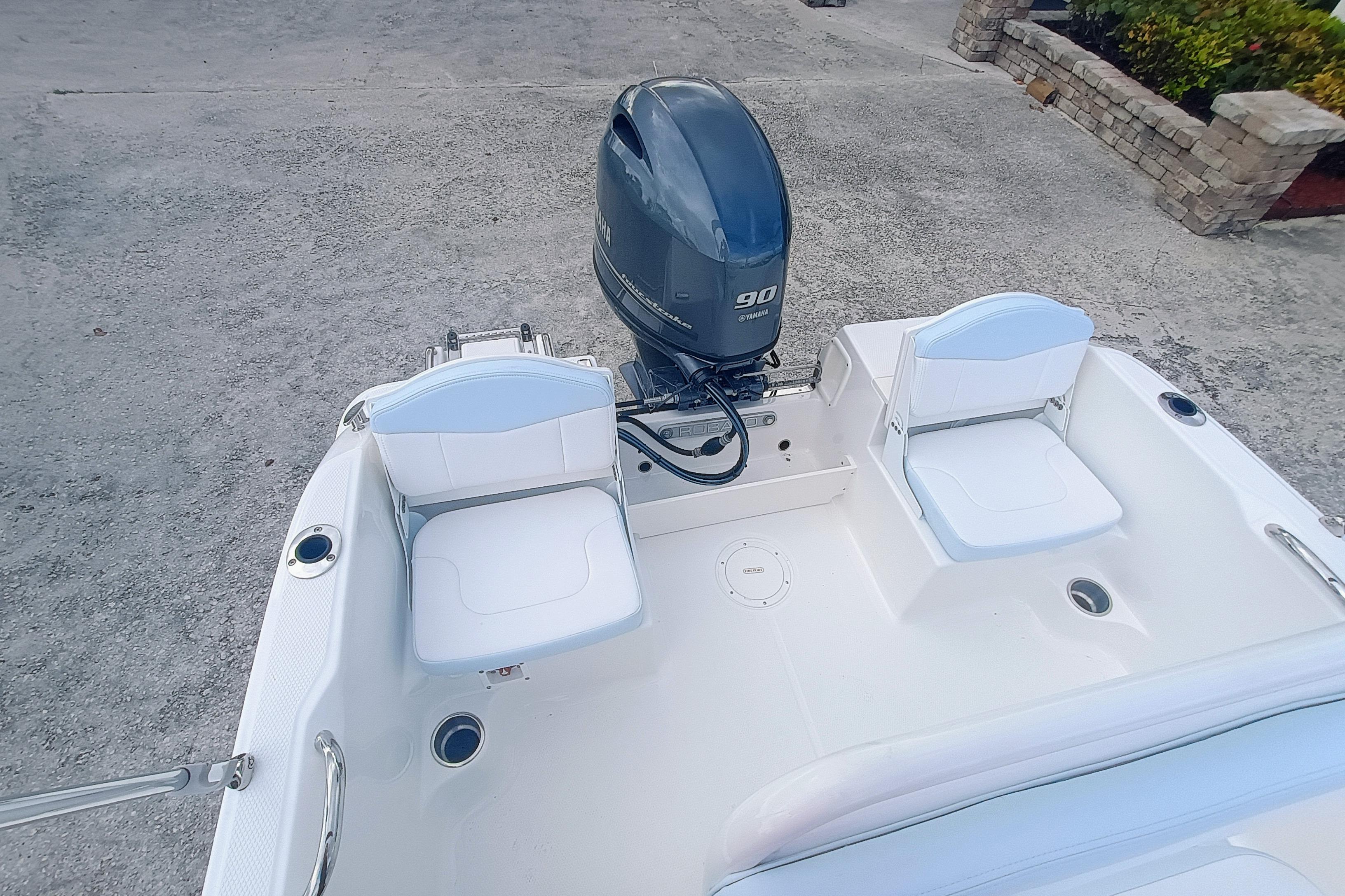 2026 Robalo R160 Center Console - Image 13