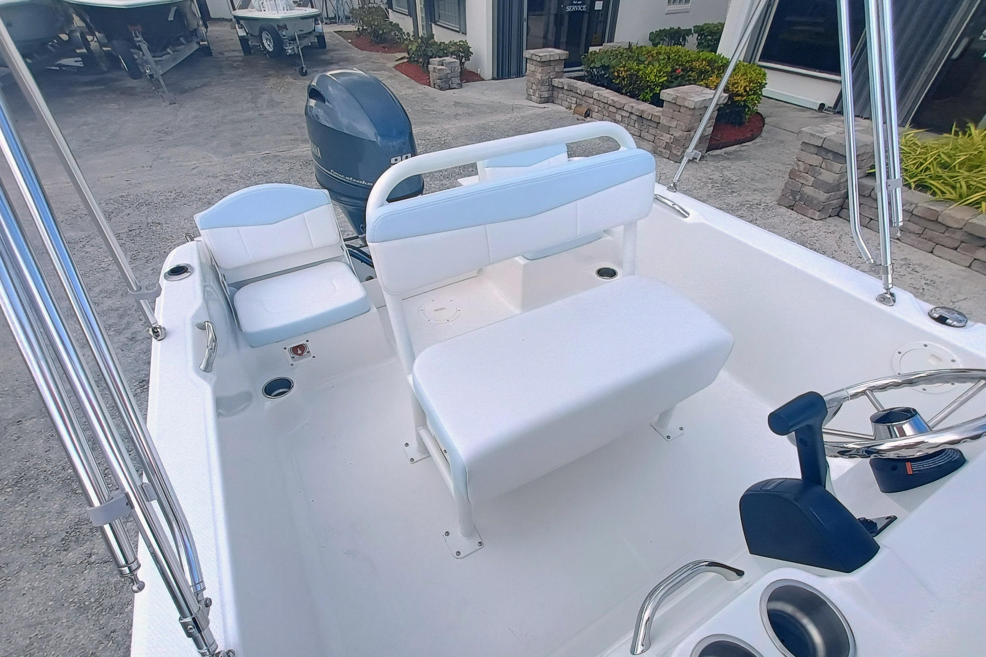 2026 Robalo R160 Center Console - Image 14