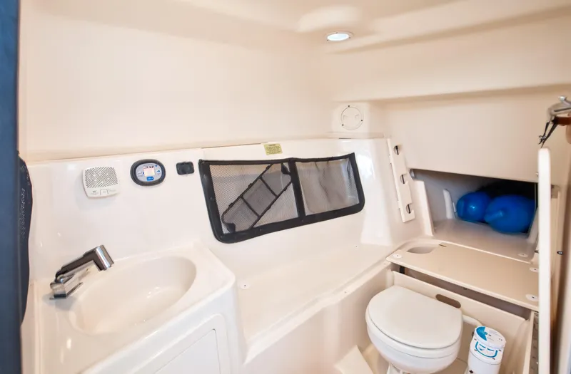 30 Grady White 2019 Yacht Photos Pics Grady White 30 - Head