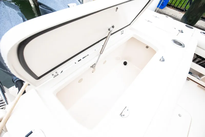 30 Grady White 2019 Yacht Photos Pics Grady White 30 - Exterior Cockpit