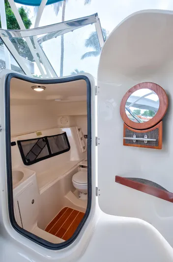 30 Grady White 2019 Yacht Photos Pics Grady White 30 - Head