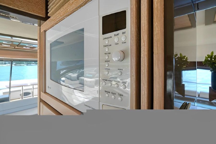 2011 Azimut 70