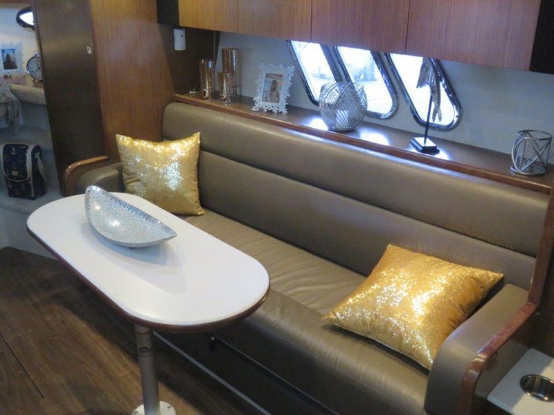 2015 Cruisers Yachts 380 Express