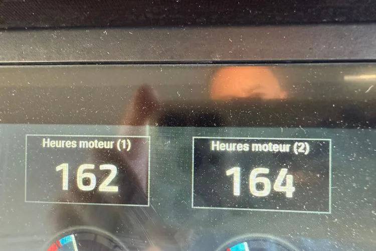 P'tit Bateau Yacht Photos Pics Dashboard showing engine hours: 162 and 164 on Jeanneau Cap Camarat 9.0 wa, 2022 model.
