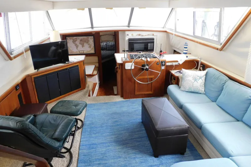 La Vida Yacht Photos Pics Luxurious interior of 1993 Carver 445 Aft Cabin Motor Yacht with modern amenities.