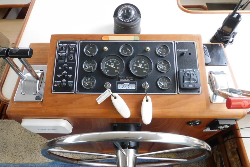 La Vida Yacht Photos Pics 1993 Carver 445 Aft Cabin Motor Yacht helm with gauges and controls.