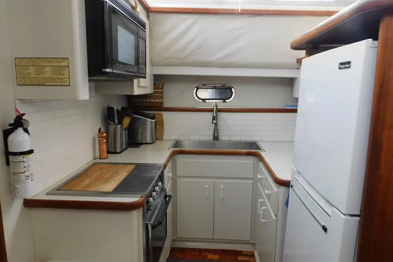 La Vida Yacht Photos Pics Compact kitchen in 1993 Carver 445 Aft Cabin Motor Yacht with modern appliances.