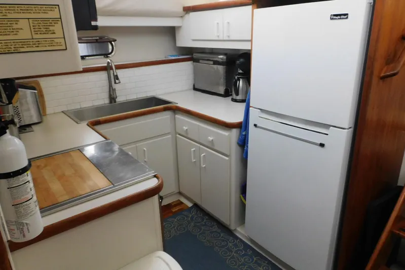 La Vida Yacht Photos Pics Compact kitchen in 1993 Carver 445 Aft Cabin Motor Yacht with modern appliances.