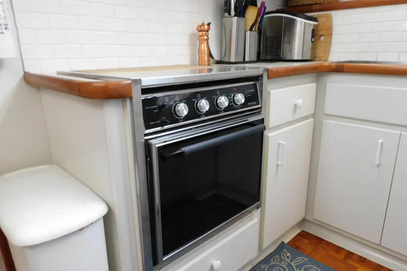 La Vida Yacht Photos Pics Compact kitchen in 1993 Carver 445 Aft Cabin Motor Yacht with stove and cabinets.