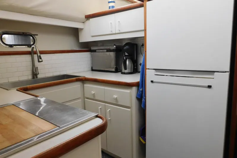 La Vida Yacht Photos Pics Compact kitchen in 1993 Carver 445 Aft Cabin Motor Yacht with modern appliances.