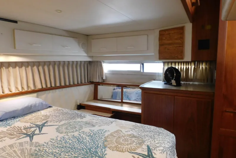 La Vida Yacht Photos Pics Interior of 1993 Carver 445 Aft Cabin Motor Yacht bedroom with nautical decor.