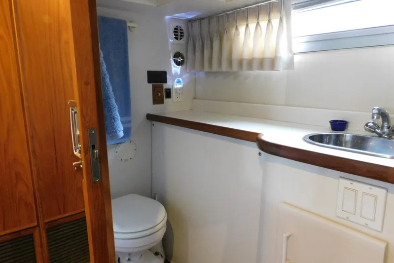 La Vida Yacht Photos Pics Bathroom interior of 1993 Carver 445 Aft Cabin Motor Yacht with sink and toilet.