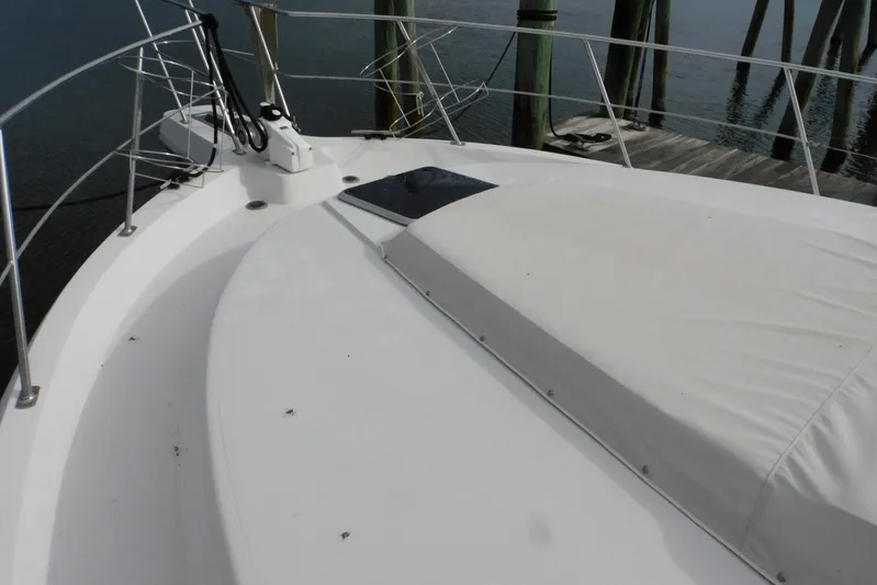 La Vida Yacht Photos Pics 1993 Carver 445 Aft Cabin Motor Yacht bow with railing and covered hatch.