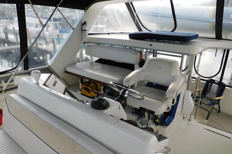 La Vida Yacht Photos Pics 1993 Carver 445 Aft Cabin Motor Yacht helm with seating and navigation equipment.