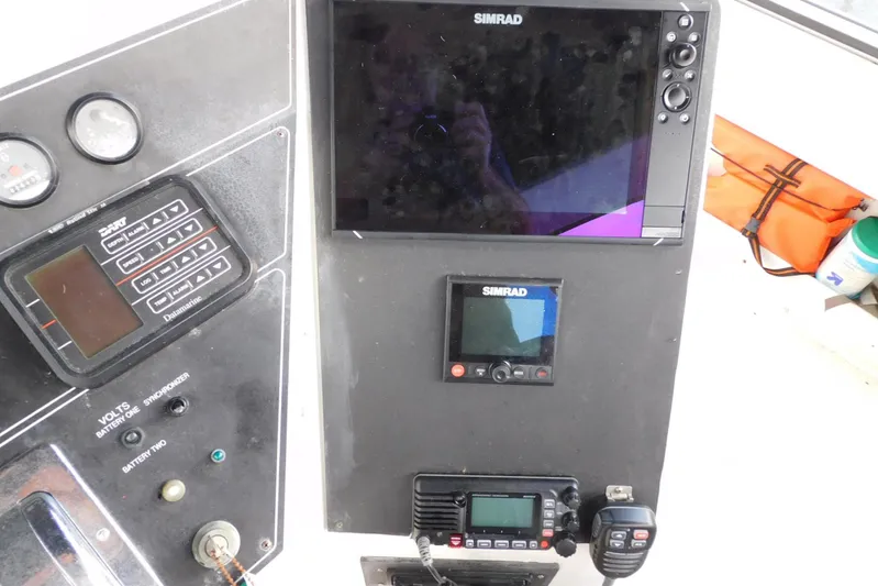 La Vida Yacht Photos Pics Control panel of a 1993 Carver 445 Aft Cabin Motor Yacht with Simrad electronics.