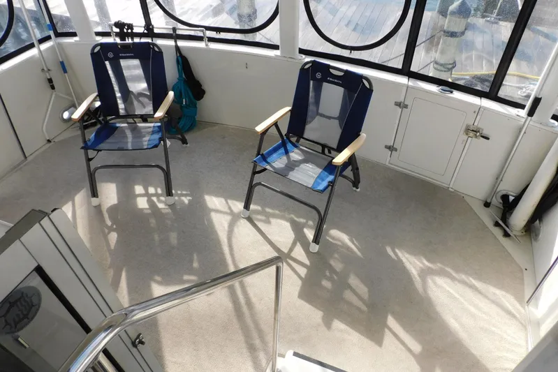 La Vida Yacht Photos Pics Interior of 1993 Carver 445 Aft Cabin Motor Yacht with two folding chairs.