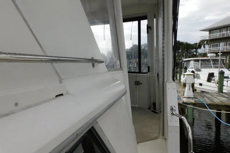 La Vida Yacht Photos Pics 1993 Carver 445 Aft Cabin Motor Yacht docked, showing side deck and marina view.