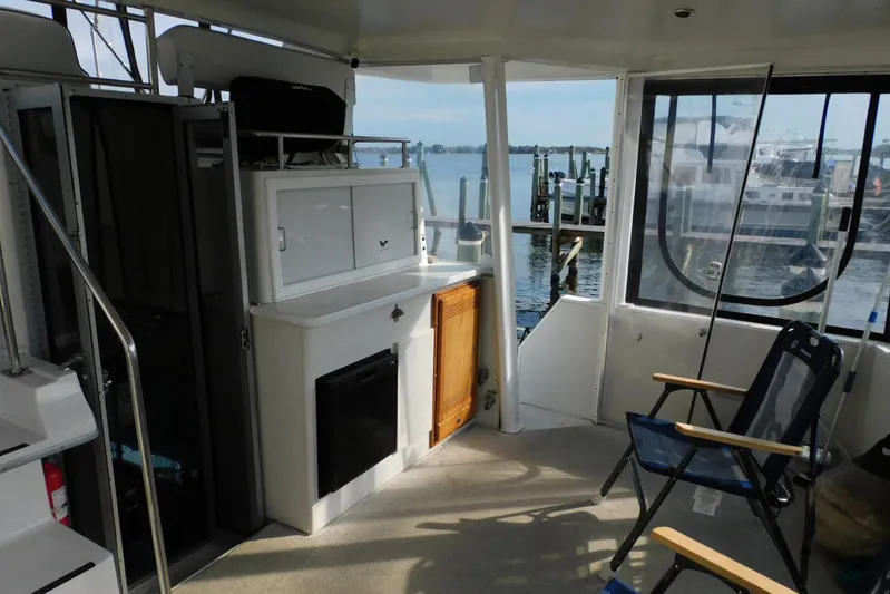 La Vida Yacht Photos Pics 1993 Carver 445 Aft Cabin Motor Yacht interior with seating and water view.