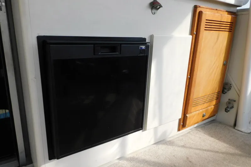 La Vida Yacht Photos Pics 1993 Carver 445 Aft Cabin Motor Yacht interior with black panel and wooden cabinet.