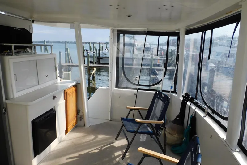 La Vida Yacht Photos Pics 1993 Carver 445 Aft Cabin Motor Yacht interior with chairs and marina view.