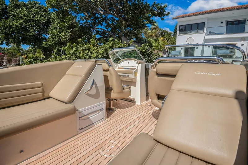 Chris-craft Launch 32 Yacht Photos Pics 2013 Chris-Craft Launch 32 boat with luxurious tan seating and sleek design.