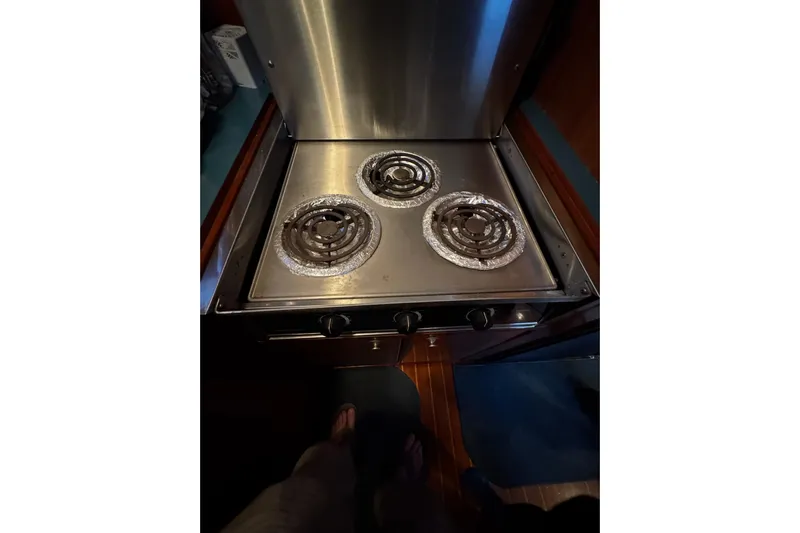 Gullwing Yacht Photos Pics Stainless steel stove with three burners on a 1998 Mikelson 43 Sportfisher yacht.