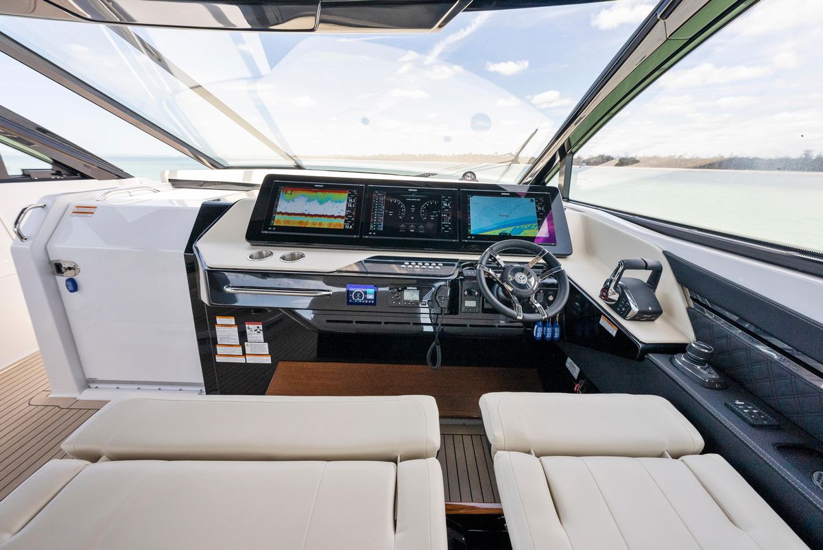 2023 Cruisers Yachts 50 