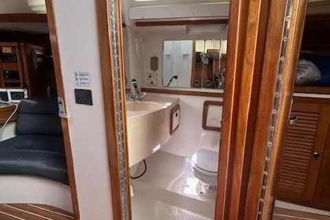 Otter Yacht Photos Pics Interior of 2000 Catalina 42 Mk II yacht featuring bathroom and wooden cabinetry.