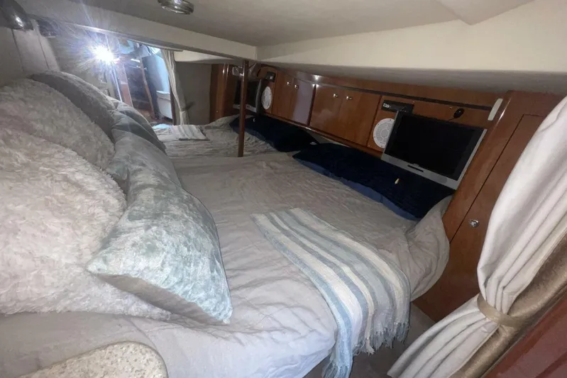  Yacht Photos Pics Interior cabin of 2006 Fountain 48 Express Cruiser with cozy bedding and TV.