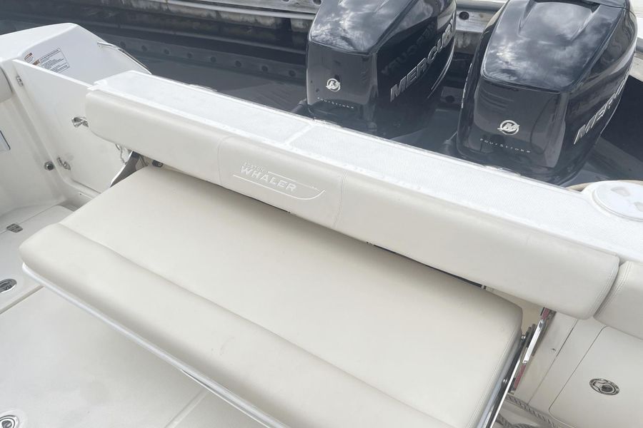 2018 Boston Whaler 315 Conquest
