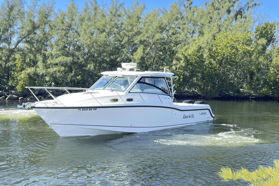 2018 Boston Whaler 315 Conquest